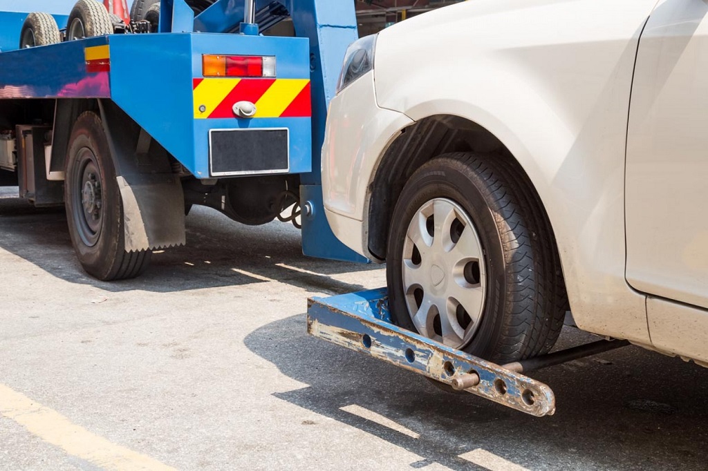 Towing vs. Roadside Assistance: What’s the Difference?